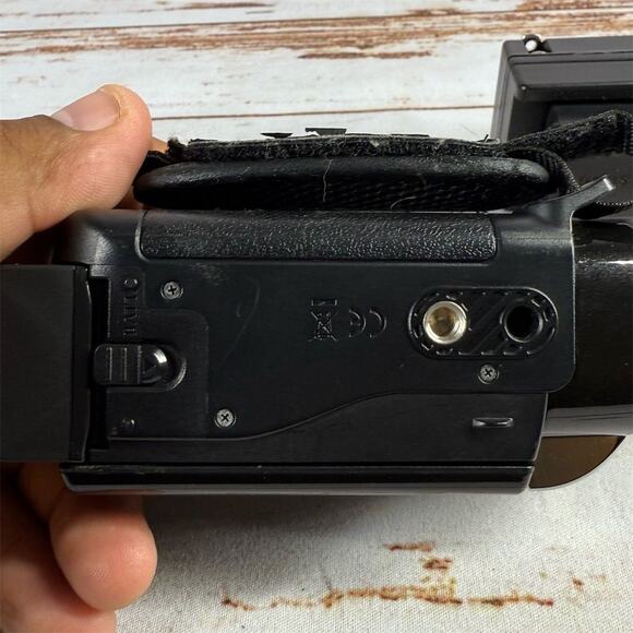 Samsung Compact Camcorder 65x Zoom Flip-Out Screen – w/ Battery & Charger Used - Picture 6 of 7